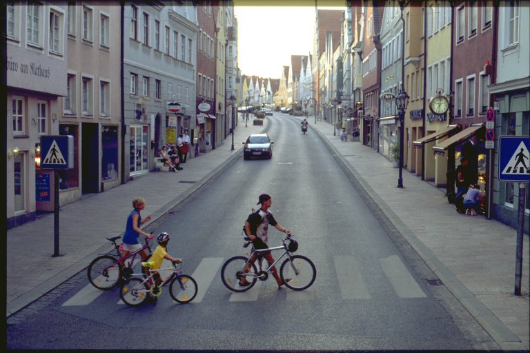 passaggio pedonale con ciclisti