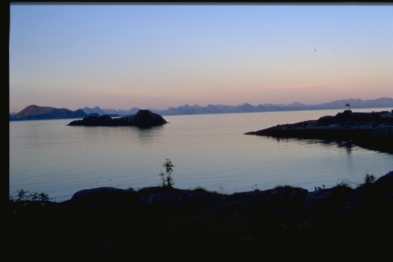 La costa norvegese vista da Kabelvag a mezzanotte