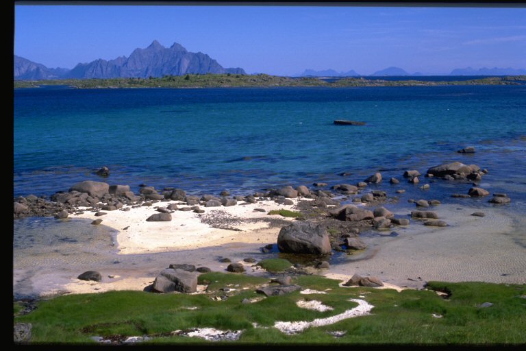Spiaggetta tropicale lungo la costa di Vestvagoy
